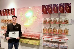 Hu Qiren with his winning artwork, American Ginseng. Photo: Ashley Mak
